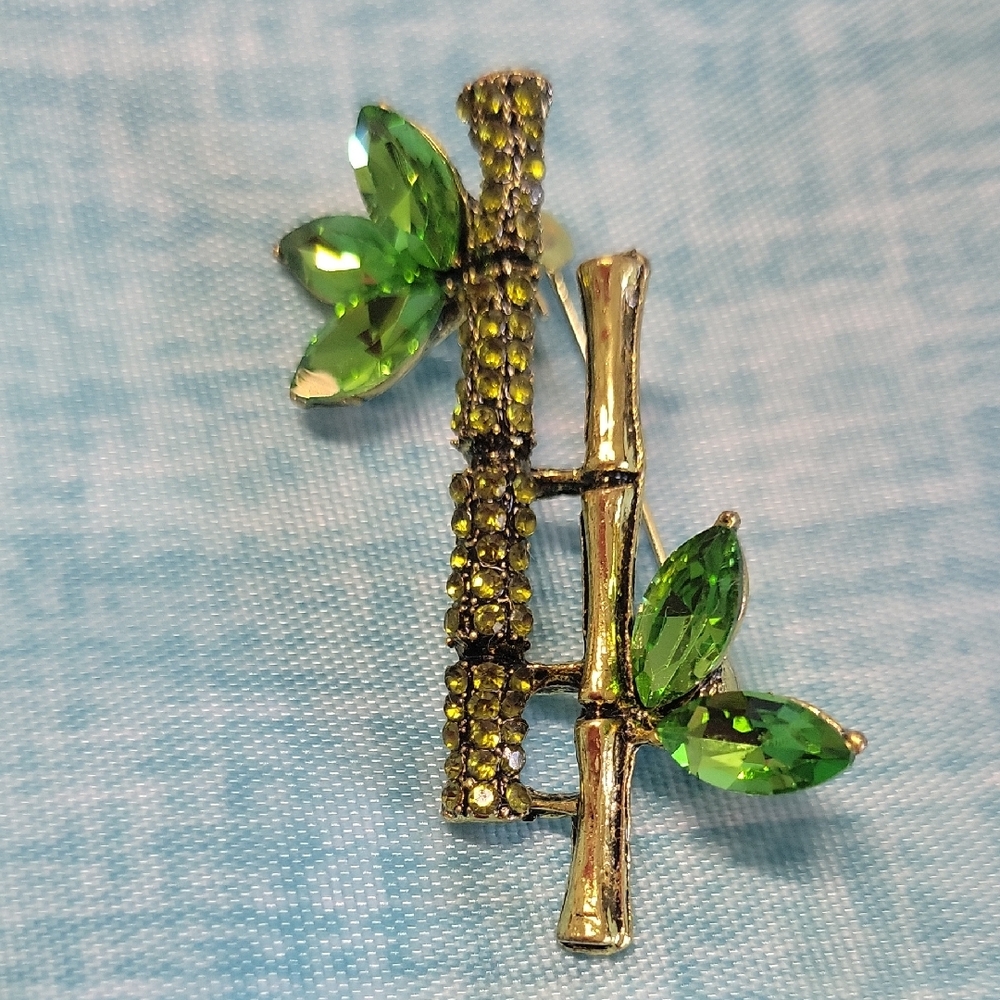 Elegant Green Leaf Brooch